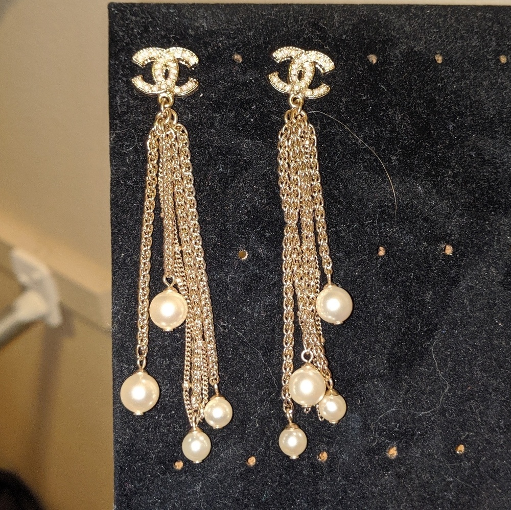 CHANEL GOLD CRYSTAL AND PEARL DROP EARRINGS.